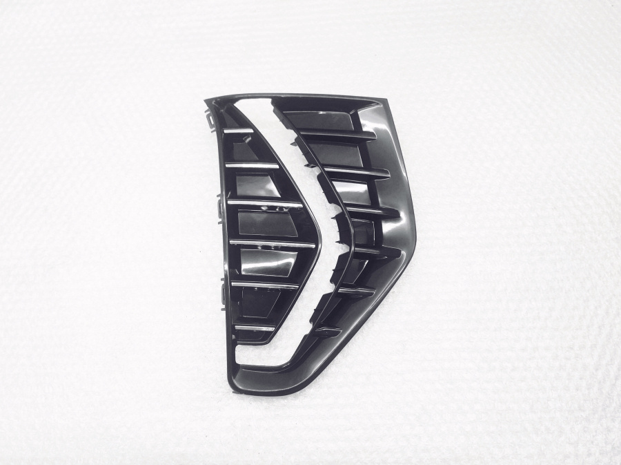 Накладка противотуманной фары правый 2021-2026